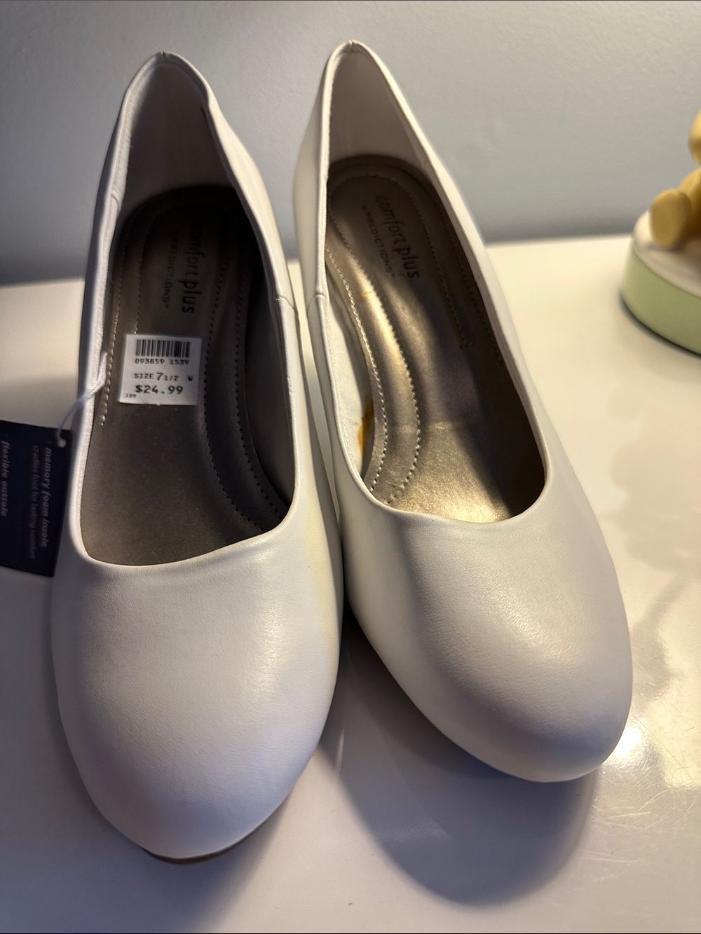 Comfort Plus by Predictions White Women's Round-Toe Ballet Flats